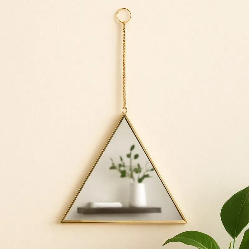 set_3espejos_pared_triangular_dorado_ambientada